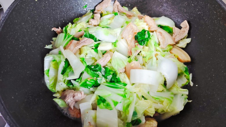 五花肉炖白菜,翻炒至白菜变软,体积变小
