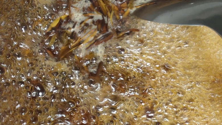 奶茶,烧开 ,多煮一会,煮出茶味儿