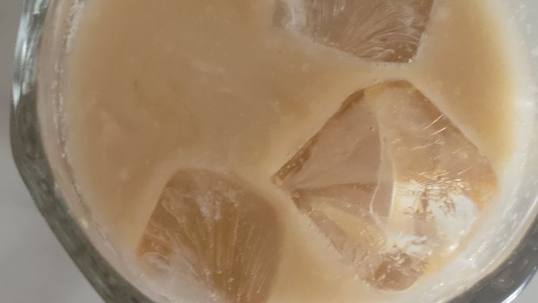 奶茶,还可以加点冰块 ,就是冰奶茶了