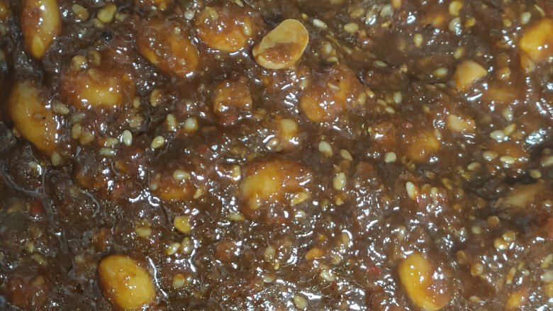 豆瓣酱,翻炒至冒大泡 ,加炒熟的白芝麻 就可以关火了