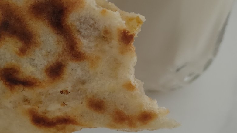 豆瓣酱,摊张薄饼 ,夹上自制豆瓣酱 ,一口下去 脆香