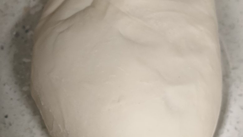 手擀面,中间多揉几次面 ,揉至面团光滑 ,盖保鲜膜醒发