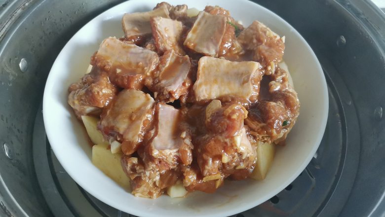 家常蒸排骨,锅里提前烧开水,水开上锅蒸30分钟