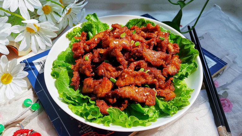 醋肉,把炸好的肉装入盘里撒上白砂糖和葱花即可,可以用生菜包着吃,口感更佳