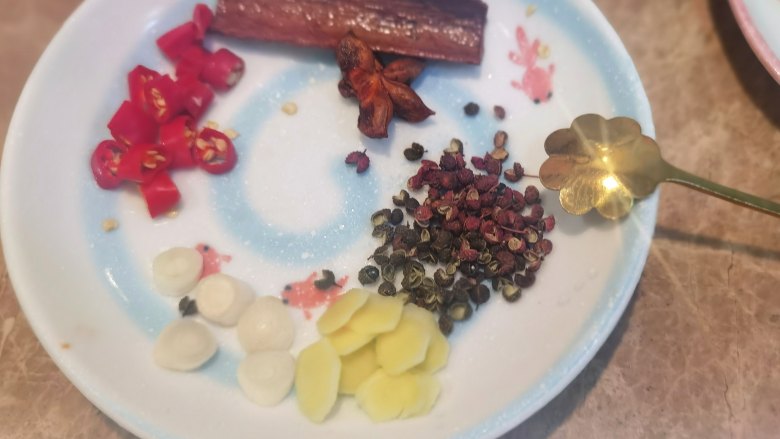 溏心卤蛋,调料都准备好,根据个人口味。不喜欢麻香的,也可以不加麻椒和麻油