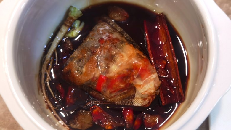溏心卤蛋,重要:6个蛋就6勺酱油,1勺<a style='color:red;display:inline-block;' href='/shicai/ 847'>香油</a>,半勺麻油,1勺冰糖(可白糖代替),放入碗中。