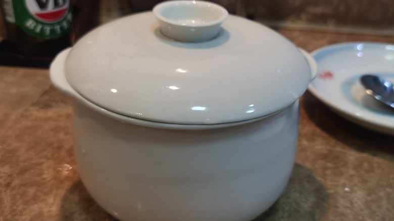 溏心卤蛋,可以尝一尝味道,依个人口味可以酌情加点盐,盖上盖子放入冰箱,第二天就可以享用啦。