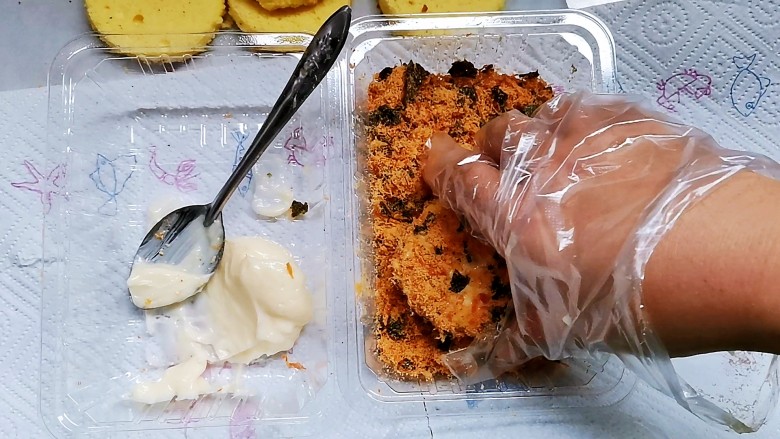 海苔肉松小贝,然后再把上下两面抹上沙拉酱,粘上海苔肉松