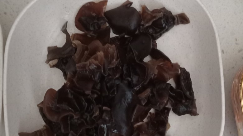 凉拌苦瓜,木耳掰成小朵