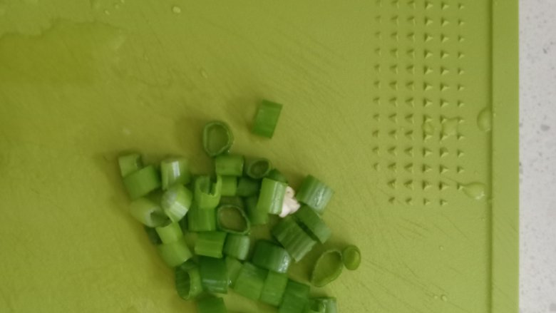 凉拌苦瓜,切葱花