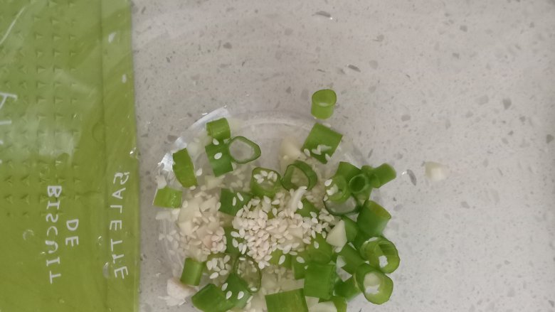 凉拌苦瓜,切蒜末，放白芝麻