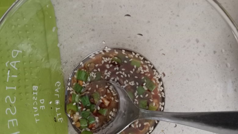 凉拌苦瓜,热油放入调料碗，放入生抽