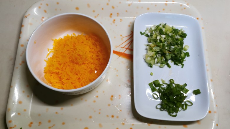 煎酿豆腐,<a style='color:red;display:inline-block;' href='/shicai/ 25'>胡萝卜</a>切碎,大部分葱切碎,少量葱绿切小圈备用。