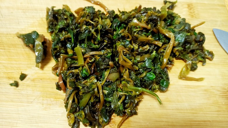 蚂蚁菜 鸡蛋水煎包,挤干水分 切成小段