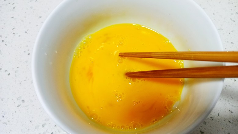 蚂蚁菜 鸡蛋水煎包,搅拌均匀