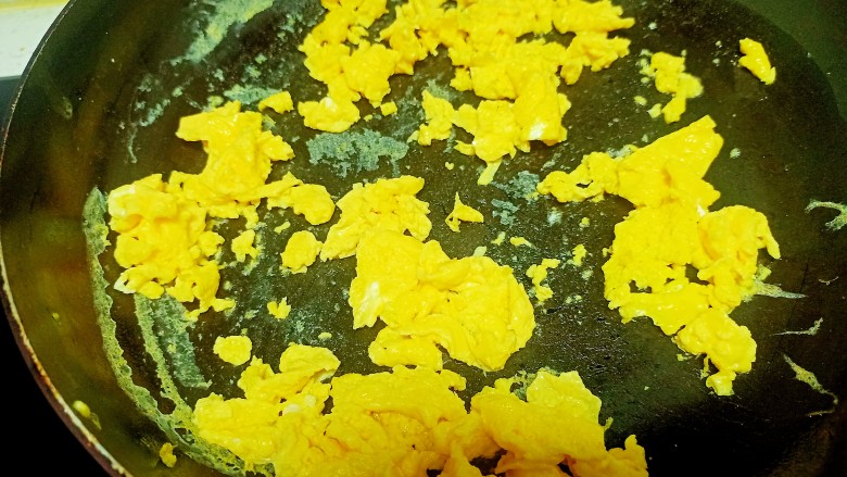 蚂蚁菜 鸡蛋水煎包,锅中放入少许油油热后 倒入鸡蛋 翻拌均匀