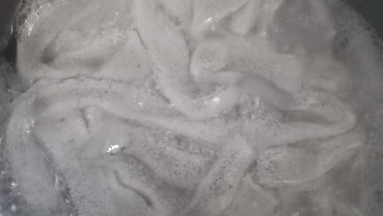 虫草花拉皮,放入拉皮焯软