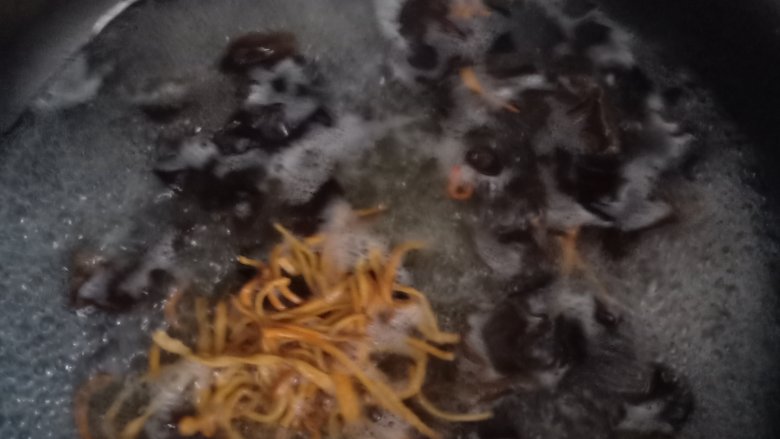 虫草花拉皮,放入木耳，虫草花焯熟