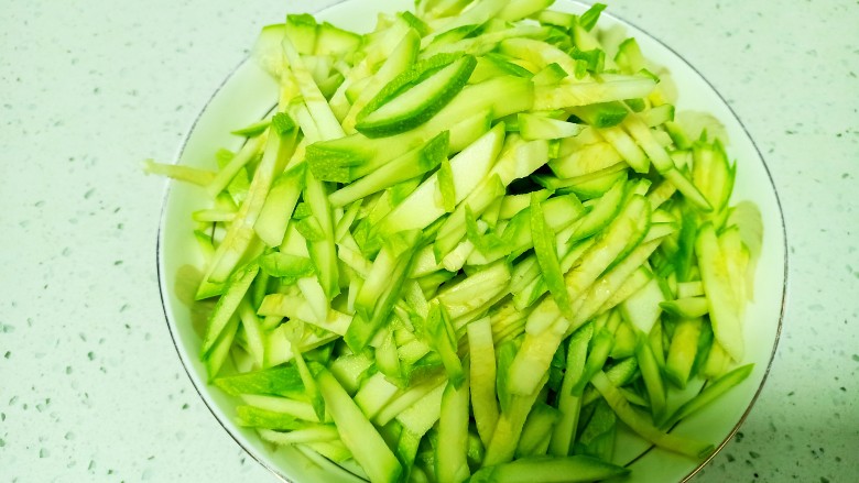 西葫芦 胡萝卜 洋葱 豆面 面粉 玉米面饼,西葫芦切丝 