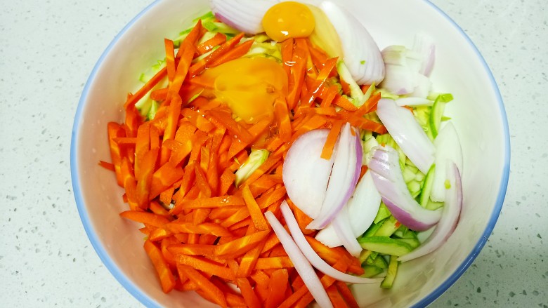 西葫芦 胡萝卜 洋葱 豆面 面粉 玉米面饼,打入<a style='color:red;display:inline-block;' href='/shicai/ 9'>鸡蛋</a>