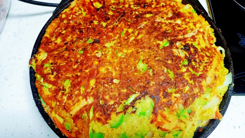西葫芦 胡萝卜 洋葱 豆面 面粉 玉米面饼,翻面煎至两面金