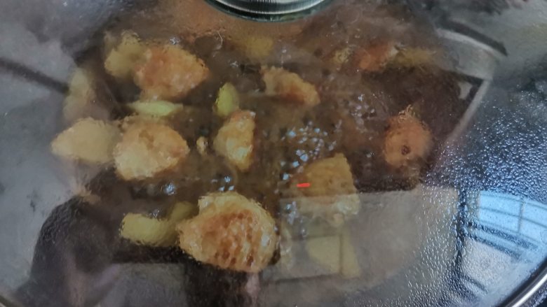 网红土豆酿鸡翅,翻炒几下,盖上盖子,中小火炖十分钟
