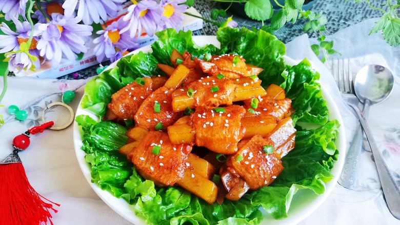 网红土豆酿鸡翅,盘子里垫上生菜,把鸡翅酿土豆装入盘中,撒上白芝麻即可