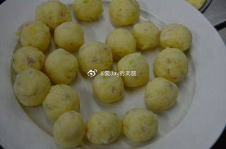 香酥土豆球,拌好的土豆泥搓成小圆球,图上只是部分土豆球。