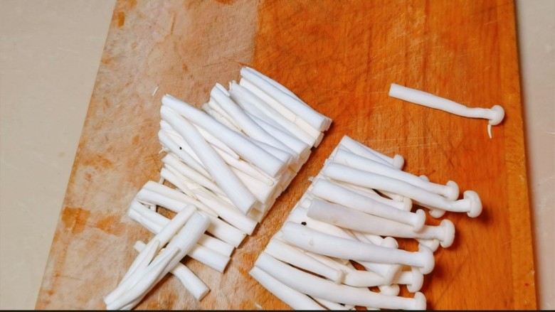 只加一点盐就能做出鲜掉舌头的鲜菇丝瓜汤~悄悄告诉你两个小窍门哦🤫,刚准备好的白玉菇去根,对半切开,洗净沥干水分备用。