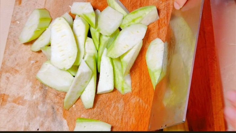 只加一点盐就能做出鲜掉舌头的鲜菇丝瓜汤~悄悄告诉你两个小窍门哦🤫,切成滚刀块。