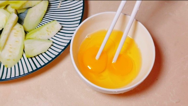 只加一点盐就能做出鲜掉舌头的鲜菇丝瓜汤~悄悄告诉你两个小窍门哦🤫,鸡蛋打散备用。