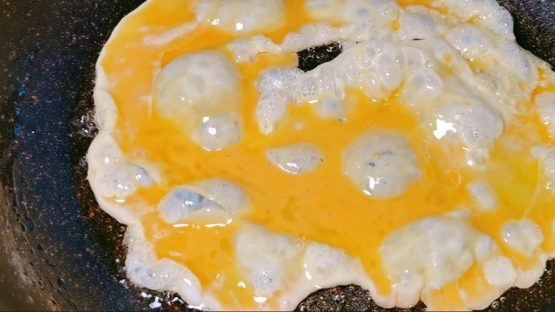 只加一点盐就能做出鲜掉舌头的鲜菇丝瓜汤~悄悄告诉你两个小窍门哦🤫,锅内放油,放入我们准备好的鸡蛋炒散备用。