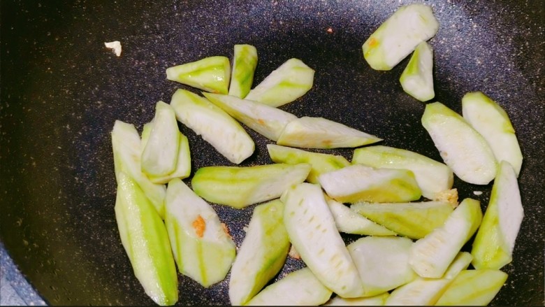 只加一点盐就能做出鲜掉舌头的鲜菇丝瓜汤~悄悄告诉你两个小窍门哦🤫,鸡蛋炒好后盛出,下入我们准备好的丝瓜~翻炒半分钟左右,再加入一丢丢盐。