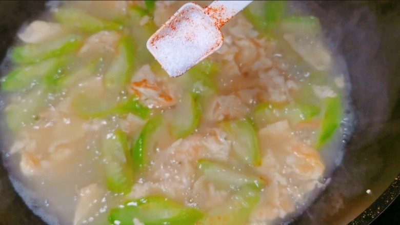只加一点盐就能做出鲜掉舌头的鲜菇丝瓜汤~悄悄告诉你两个小窍门哦🤫,再加入小半勺盐。