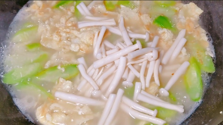 只加一点盐就能做出鲜掉舌头的鲜菇丝瓜汤~悄悄告诉你两个小窍门哦🤫,放入我们焯好水的白玉菇,这是我们汤鲜的关键噢~再煮2分钟左右盛出即可~