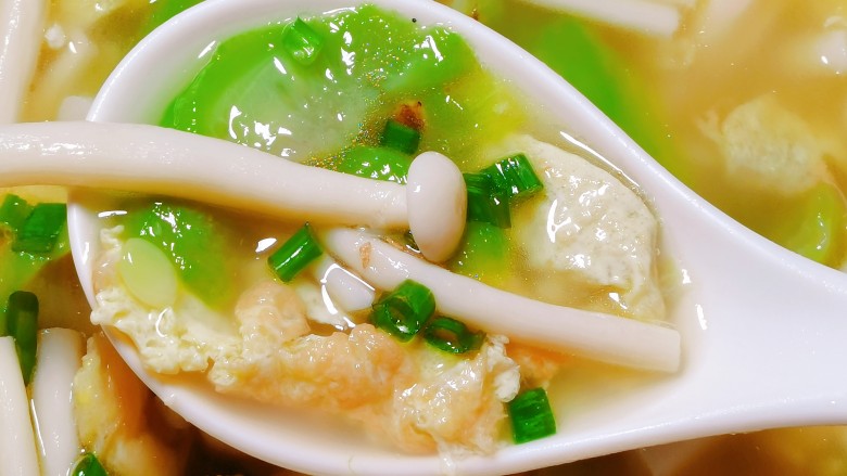 只加一点盐就能做出鲜掉舌头的鲜菇丝瓜汤~悄悄告诉你两个小窍门哦🤫,即可享用