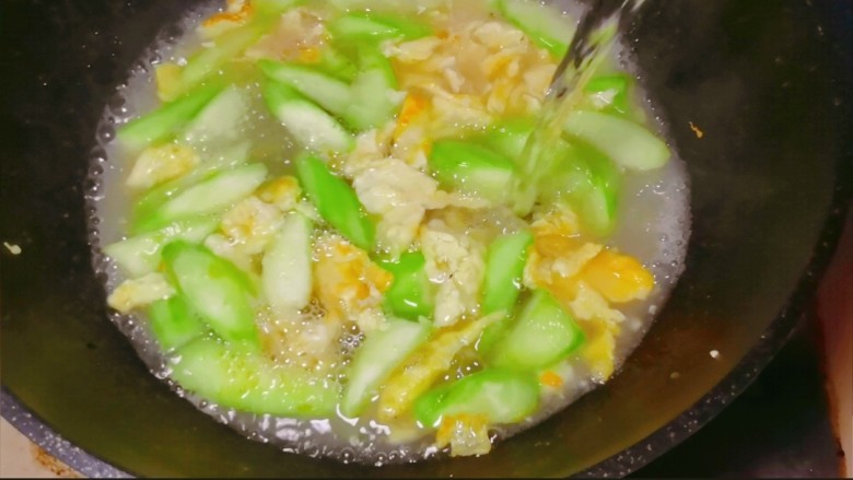 只加一点盐就能做出鲜掉舌头的鲜菇丝瓜汤~悄悄告诉你两个小窍门哦🤫,接着倒入我们事先准备好的开水,注意一定要开水才可以哦,这是我们煮出汤白的关键。