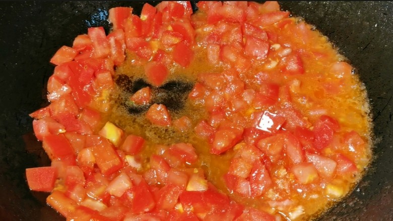 🍅茄香无骨鸡爪,锅内烧油🤨,油热下入切好的番茄小丁,加入少许盐,熬成汤汁后盛出备用🤔