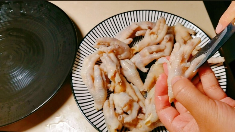🍅茄香无骨鸡爪,用剪刀剪去鸡脚趾背面表皮,再将骨取出