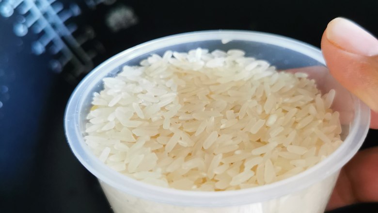 海苔拌饭【营养均衡】,清水淘米,看电饭锅标注,按量放水,放少许盐和油。