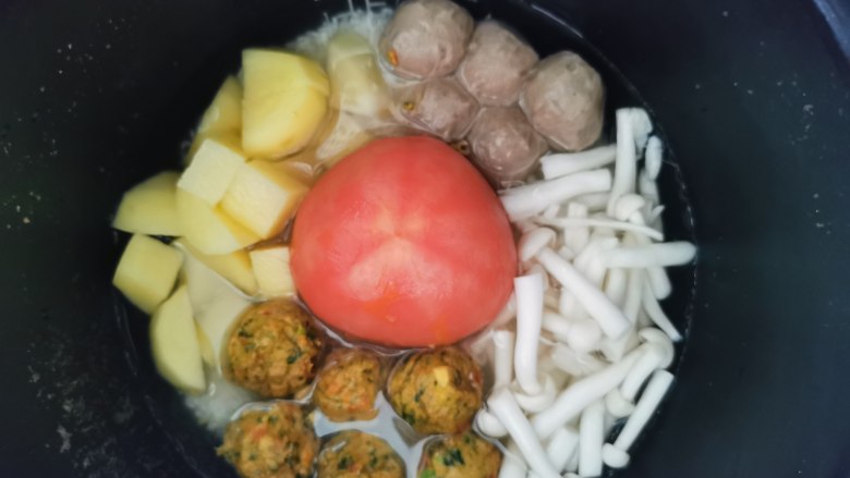 海苔拌饭【营养均衡】,全部食材放米的上面。盖上锅盖,按煮饭键。
