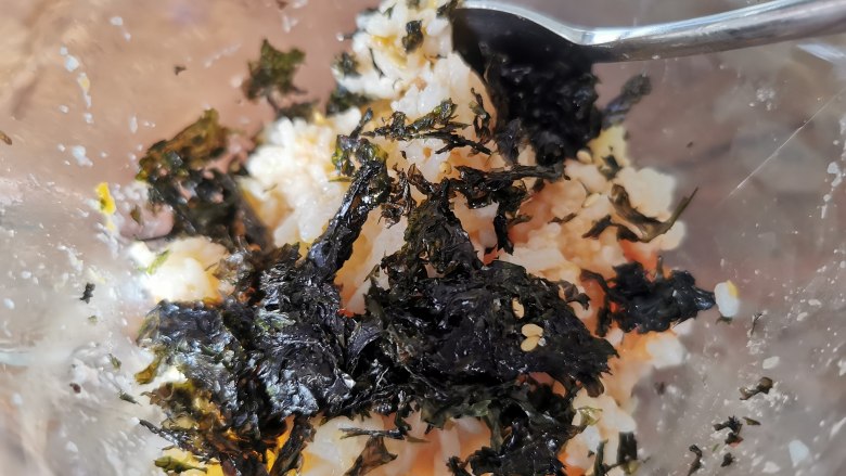 海苔拌饭【营养均衡】,海苔倒入米饭,拌着吃,美味的海苔伴饭!
