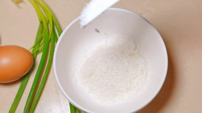 下饭神器糖醋荷包蛋,小朋友饭扫光系列~,准备一个小碗碗内放入两勺糖