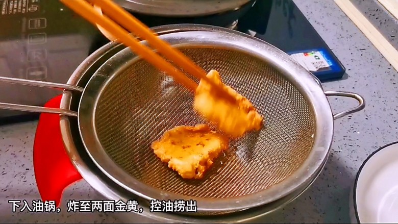 麦乐鸡,炸至两面金黄上色控油捞出