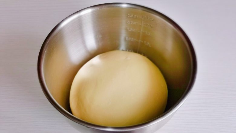 法式牛奶烤吐司,取出揉圆放入器具中,入发酵箱进行发酵。