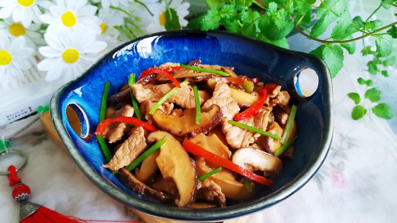 香菇肉片煲,可以盛入砂锅中,再煲一分钟,也直接盛入盘里,一道鲜香美味的香菇肉片煲就做好了,