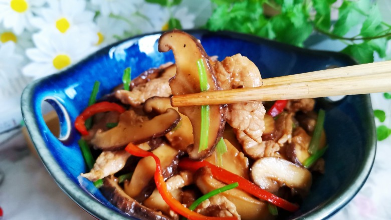 香菇肉片煲,香菇质地肥厚,肉片鲜嫩多汁,超级好吃!