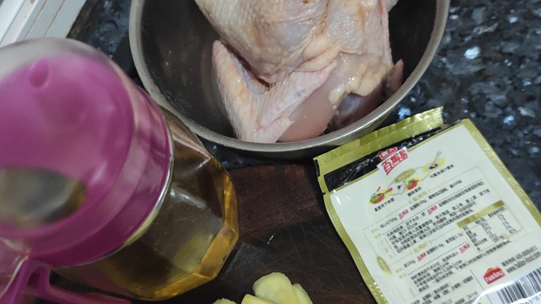 电饭煲盐焗鸡,准备好食材,把<a style='color:red;display:inline-block;' href='/shicai/ 107'>鸡</a>洗干净,内脏去掉。