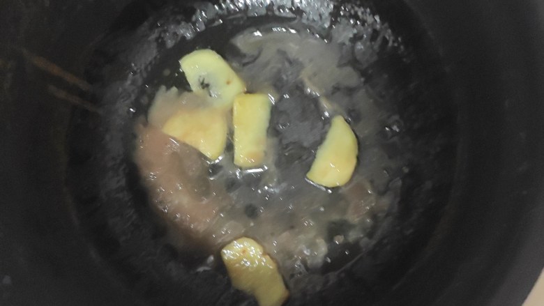 电饭煲盐焗鸡,电饭锅放姜片,<a style='color:red;display:inline-block;' href='/shicai/ 849'>花生油</a>以及酒加热2-3分钟左右