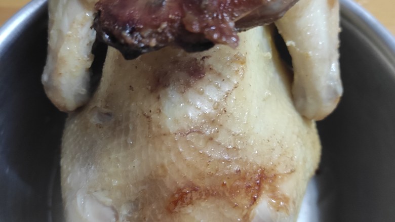 电饭煲盐焗鸡,把鸡跟锅里的鸡汁取出,分别放到不同的容器中,放置到中温